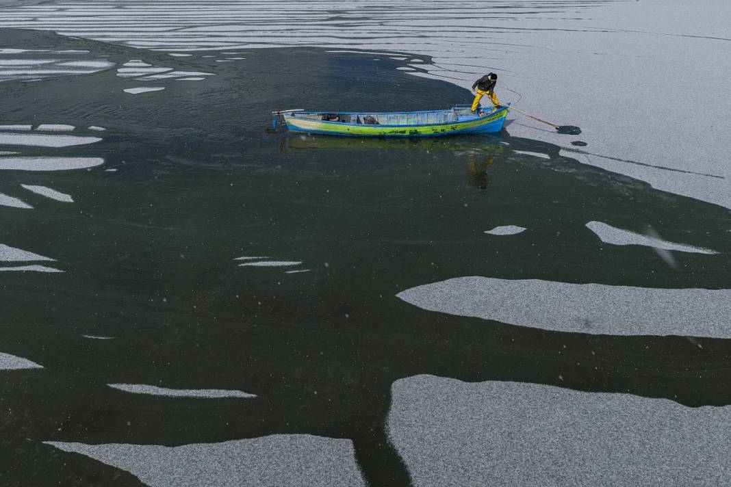 Karı, kışı gelin birde onlara sorun! Konya'da buzu kırıp ekmeklerini çıkartıyorlar 4
